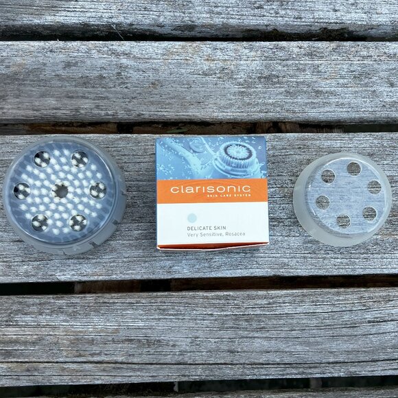 ✨Lot of 2 Clarisonic Replacement Brush Heads and 1 Extra Cap - Picture 1 of 16